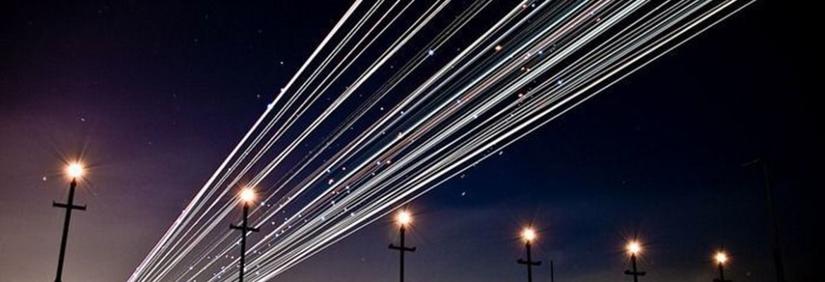 Фантастические следы от взлета самолетов в ночном небе